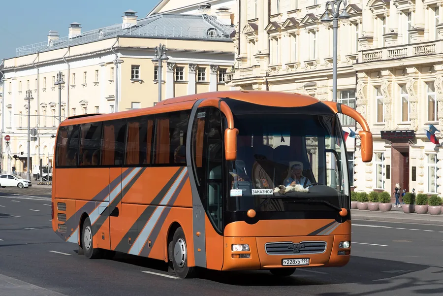 Оранжевый туристический автобус