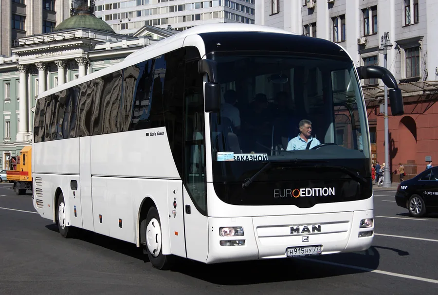 Белый туристический автобус MAN